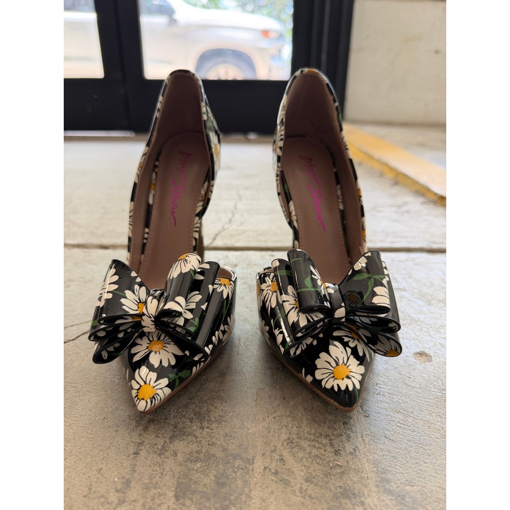 Betsey Johnson Prince-P Daisy Floral Bow D'Orsay Pointed Toe Pumps Black 7M - Picture 2 of 10